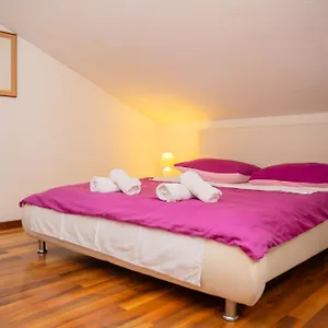 Cozy Kamenita Apartamento Split
